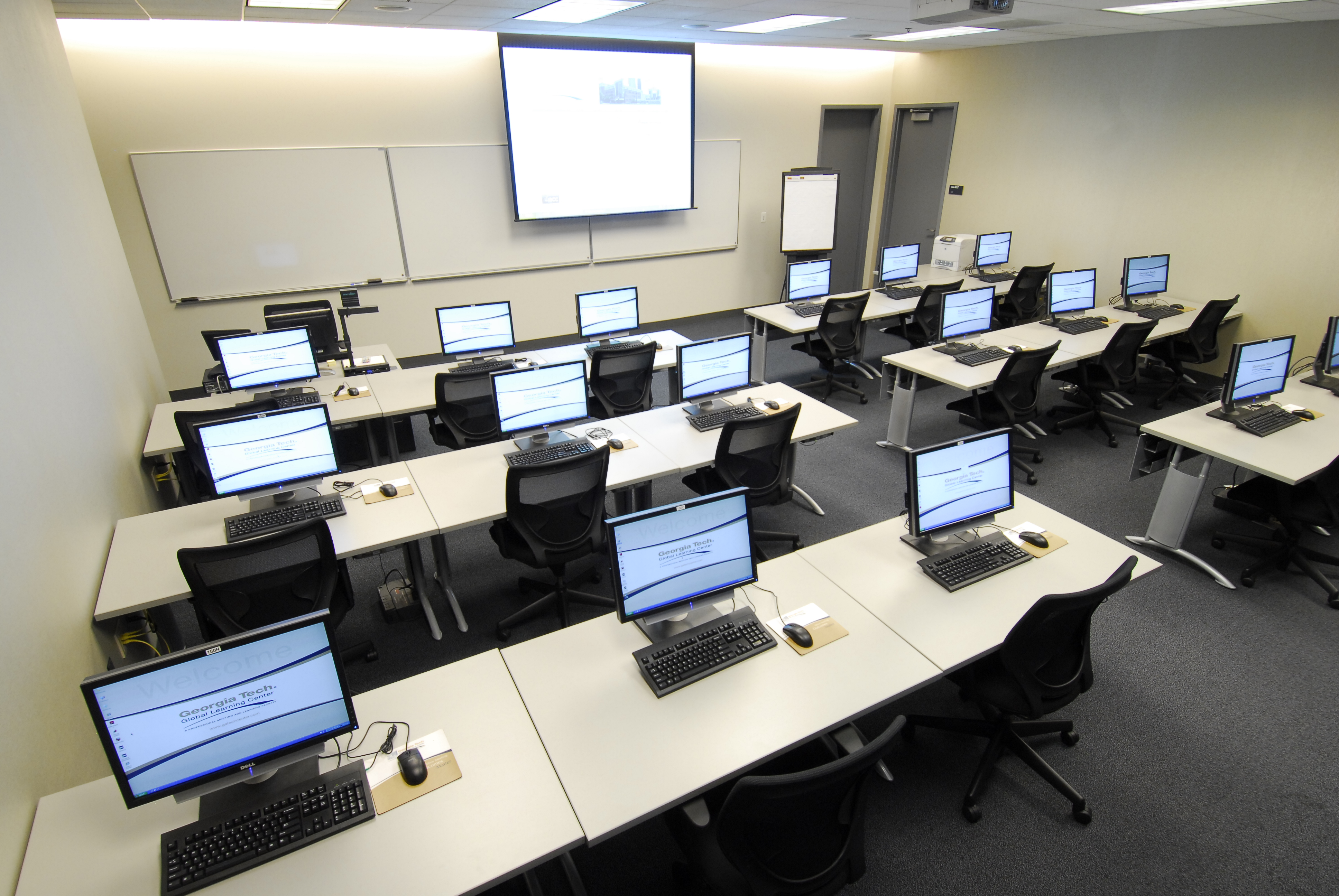 Компьютерные классы для курсов. Компьютерный офис. Компьютер в офисе. Современные компьютерные классы. Современный компьютерный класс.