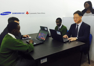 students from Alliance High School together with the samsung C&T vice president demonstrating the use of computers at the innovation center