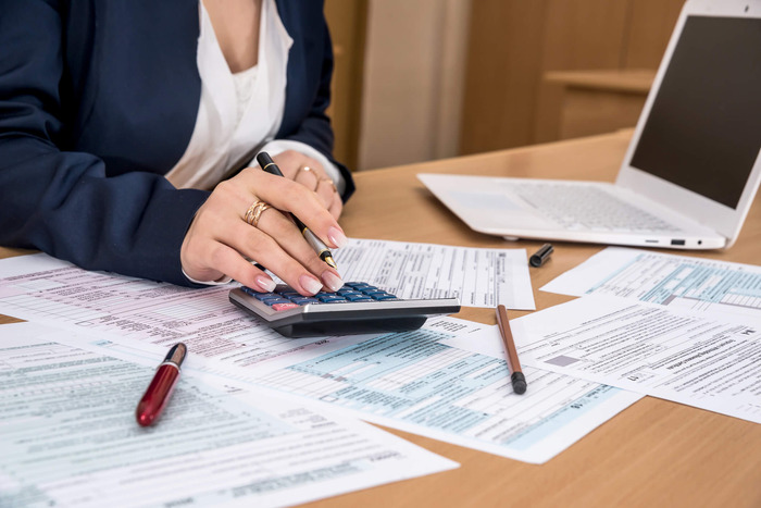 The Pros and Cons of DIY Tax Filing vs. Hiring a Tax Accountant thumbnail
