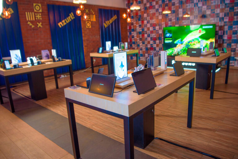 The Era of Hyper-Connectivity: How AI Is Turning the Smartphone Into the Brain of the Modern Home